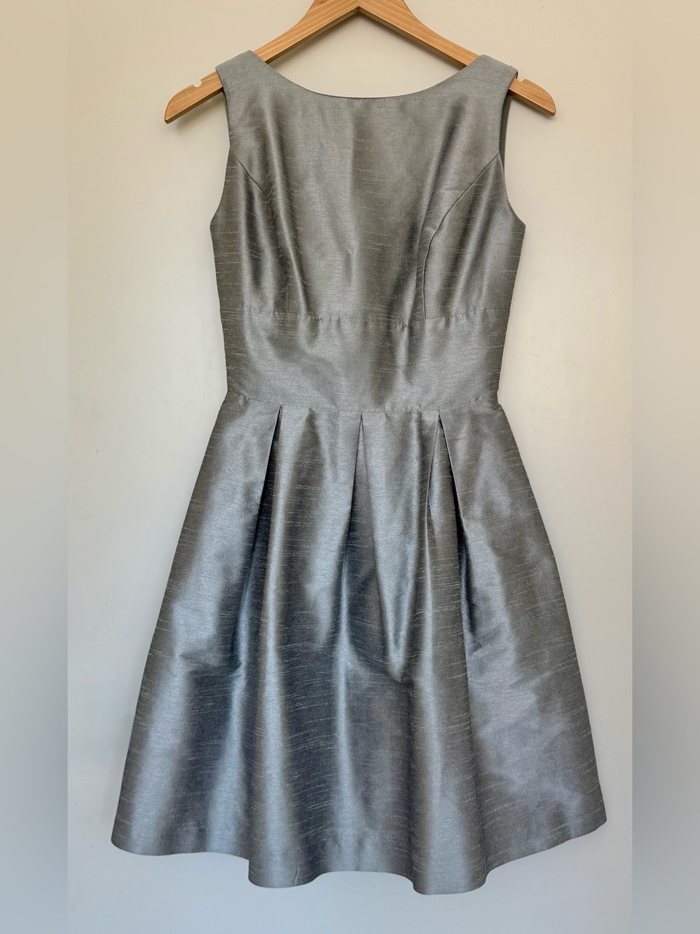 ALFRED SUNG Sleeveless Fit-and-Flare Silver Cocktail Dress with Pockets